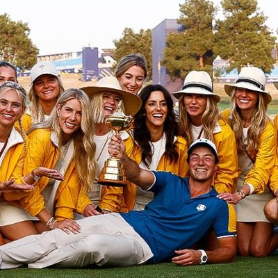 Viktor Hovland and his fans took a picture as Viktor held the trophy.